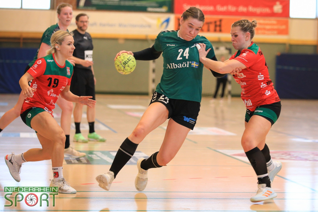 Handballerin Svenja Rottwinkel vom TV Aldekerk setzt sich gegen eine Gegenspielerin durch