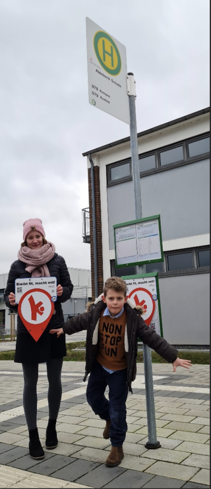 Ein Junge turnt an einer Haltestelle in Kerken-Aldekerk