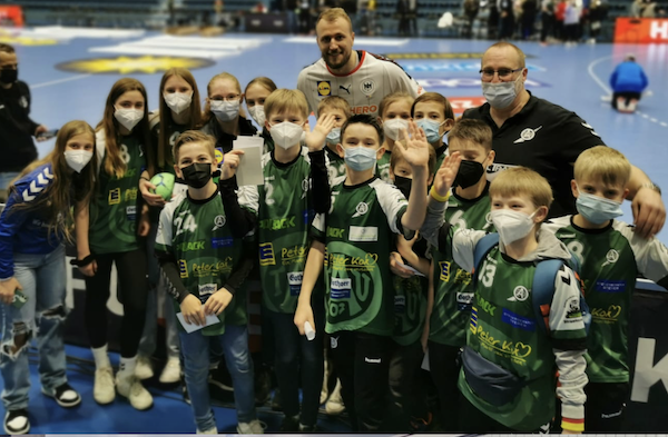 Die männliche D2 beim Besuch eines Handballspiels mit dem Ex-Aldekerker Handballer Julius Kühn